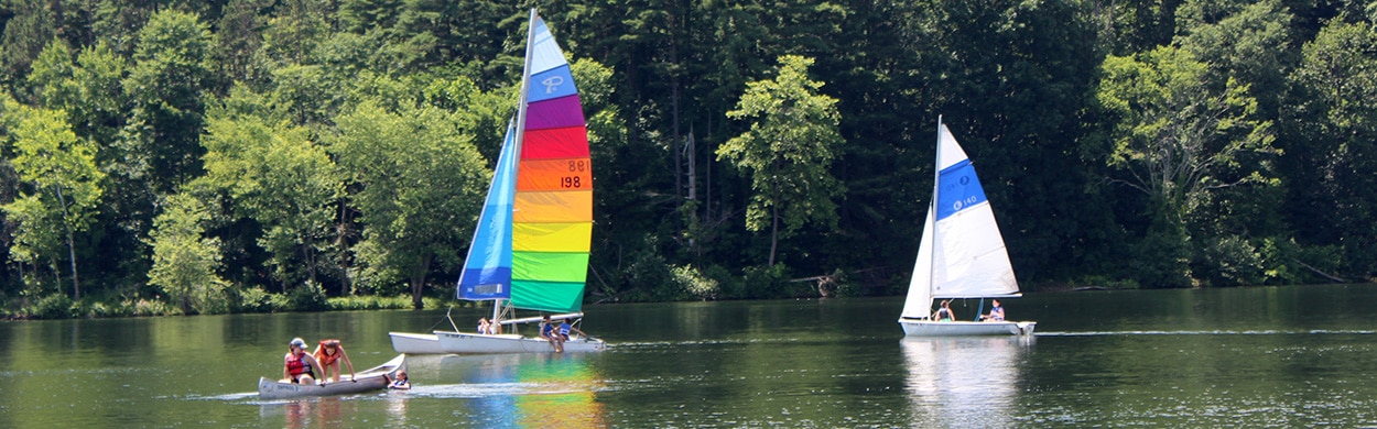 Campers sailing on Leesville Lake